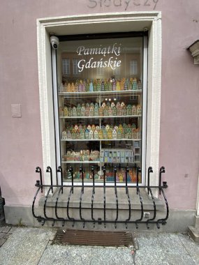 Vilnius, Litvanya 'nın merkezinde bir hediyelik eşya dükkanının vitrininde çeşitli geleneksel eşya ve aksesuarlar sergileniyor..