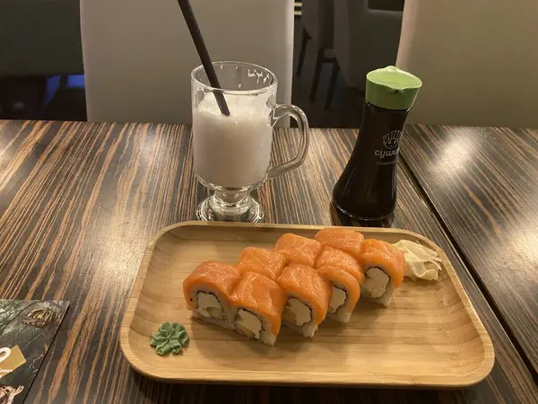 Soya soslu somon suşisi ve Ukrayna, Çerkasya 'da bir restoranda latte..