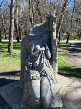 Ukrayna, Cherkasy 'deki bir parkta taş heykel..