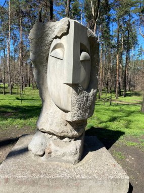 Ukrayna, Cherkasy 'deki bir parkta taş heykel..