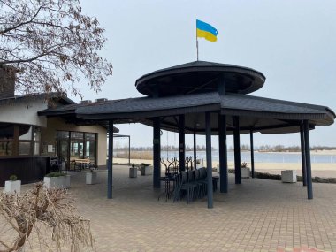 Cherkasy 'deki Dnipro Nehri kıyısında güzel nehir manzarası, rahat bir atmosfer ve lezzetli yiyecekler sunan bir kafe..