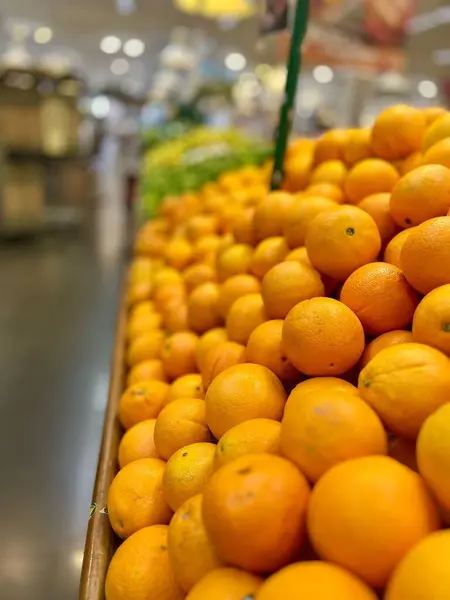 Taze portakallar marketin tezgahında.