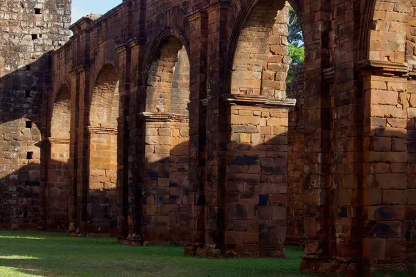 Kamboçya 'daki Angkor antik şehrinin kalıntıları.