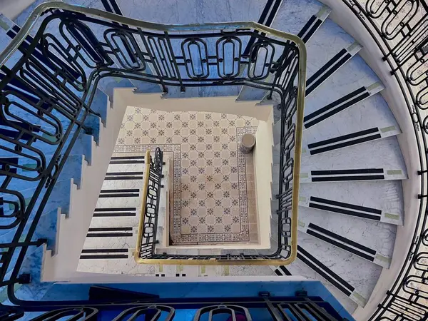 Paris 'teki kilisenin içinde.