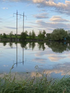 Kırsal kesimde güzel bir göl manzarası