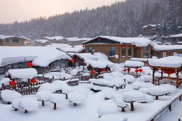 Çin kar kasabası, Çin kırsalındaki bir dağda bembeyaz karla kaplı mantar evleri. 
