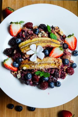 Üç dutlu ve karamelli muzlu yulaf ezmesi. 