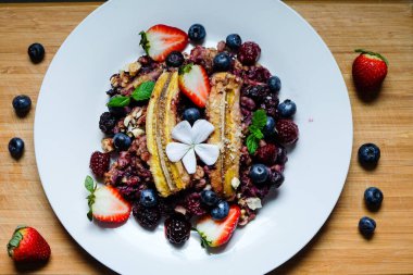 Üç dutlu ve karamelli muzlu yulaf ezmesi. 