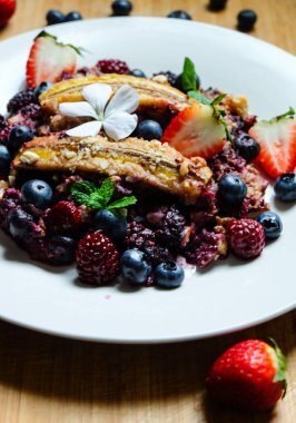 Üç dutlu ve karamelli muzlu yulaf ezmesi. 