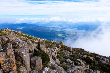 Kaya oluşumu, taş ve Pinnacle Gözlem Barınağı ve Boardwalk, Wellington Dağı, Tazmanya, Hobart, Avustralya, Dağın tepesi 