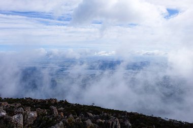 Kaya oluşumu, taş ve Pinnacle Gözlem Barınağı ve Boardwalk, Wellington Dağı, Tazmanya, Hobart, Avustralya, Dağın tepesi 