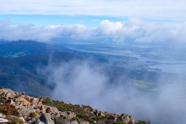 Kaya oluşumu, taş ve Pinnacle Gözlem Barınağı ve Boardwalk, Wellington Dağı, Tazmanya, Hobart, Avustralya, Dağın tepesi 