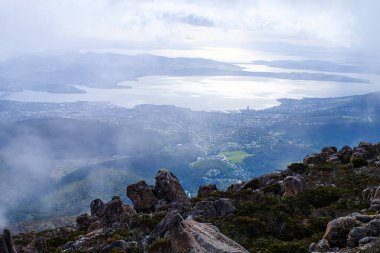 Kaya oluşumu, taş ve Pinnacle Gözlem Barınağı ve Boardwalk, Wellington Dağı, Tazmanya, Hobart, Avustralya, Dağın tepesi 