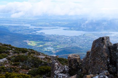 Kaya oluşumu, taş ve Pinnacle Gözlem Barınağı ve Boardwalk, Wellington Dağı, Tazmanya, Hobart, Avustralya, Dağın tepesi 