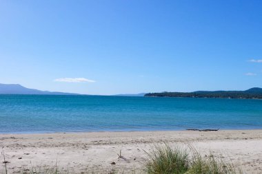 Maria Adası manzaralı, Freycinet Ulusal Parkı 'na giderken sakin ve rahatlatıcı bir sahil durağı. 