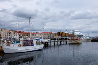Hobart, Tazmanya, Avustralya 'daki Anayasa rıhtımındaki binalar, tekneler ve manzaralar 