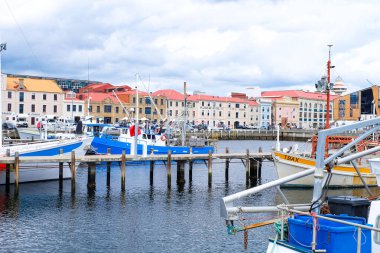 Hobart, Tazmanya, Avustralya 'daki Anayasa rıhtımındaki binalar, tekneler ve manzaralar 