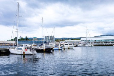 Hobart, Tazmanya, Avustralya 'daki Anayasa rıhtımındaki binalar, tekneler ve manzaralar 