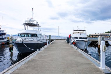 Hobart, Tazmanya, Avustralya 'daki Anayasa rıhtımındaki binalar, tekneler ve manzaralar 