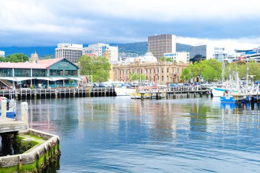 Hobart, Tazmanya, Avustralya 'daki Anayasa rıhtımındaki binalar, tekneler ve manzaralar 