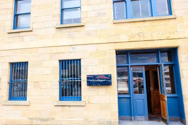 Hobart, Tazmanya, Avustralya 'daki Anayasa rıhtımındaki binalar, tekneler ve manzaralar 