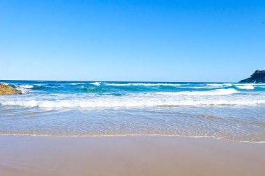 Kuzey Stradbroke Adası, Cleveland, Brisbane, Queensland, Avustralya 'da güneşli, mavi bir yaz günü. 