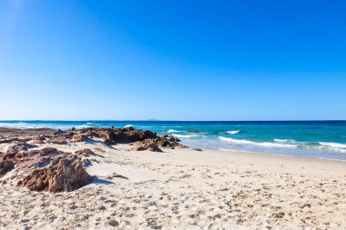 Kuzey Stradbroke Adası, Cleveland, Brisbane, Queensland, Avustralya 'da güneşli, mavi bir yaz günü. 