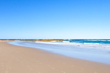 Kuzey Stradbroke Adası, Cleveland, Brisbane, Queensland, Avustralya 'da güneşli, mavi bir yaz günü. 