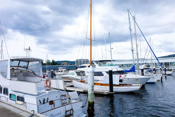 Hobart, Tazmanya, Avustralya 'daki Anayasa rıhtımındaki binalar, tekneler ve manzaralar 