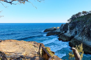 Kuzey Stradbroke Adası, Cleveland, Brisbane, Queensland, Avustralya 'da güneşli, mavi bir yaz günü. 