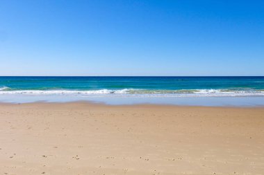 Noosa Ulusal Parkı, Sahil Yürüyüşü, çarpıcı mavi deniz ve okyanus boyunca güneşli mavi gökyüzü günü, Günışığı Sahili, Avustralya 