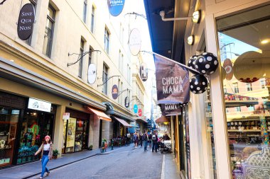 Melbourne CBD 'de farklı sokaklardaki kafeler. 