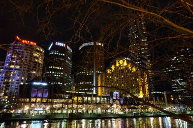 Geceleri Melbourne CBD 'deki binalar ve mimariler 