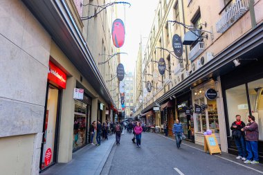 Melbourne CBD 'de farklı sokaklardaki kafeler. 