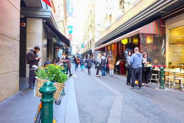 Melbourne CBD 'de farklı sokaklardaki kafeler. 
