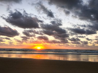 Ufukta gün doğumu. Fraser Adası, Queensland, Avustralya. 