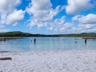 Birrabeen Gölü, kristal berrak su ve beyaz silis kumu Fraser Adası, Queensland, Avustralya 