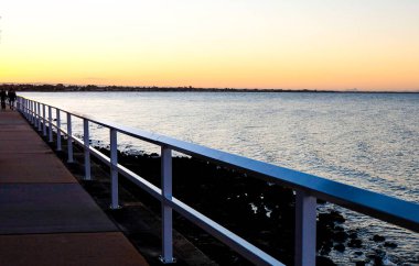 Shorncliffe iskelesinde gün batımı, mor ve turuncu şafak gökyüzü, iskele, sahil ve kıyı manzarası, QLD