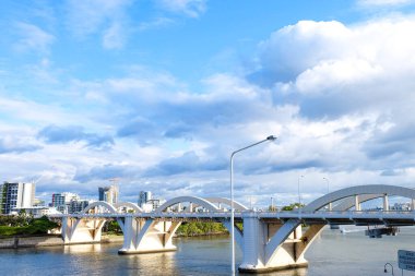 Brisbane nehri ve Brisbane 'deki binalar CBD, Queensland, Avustralya