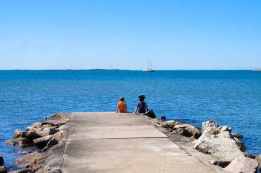 Wynnum İskelesi ve Manly 'deki sahil boyunca yürüyoruz. Güneşli, açık ve mavi bir gökyüzü. 