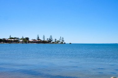 Wynnum İskelesi ve Manly 'deki sahil boyunca yürüyoruz. Güneşli, açık ve mavi bir gökyüzü. 