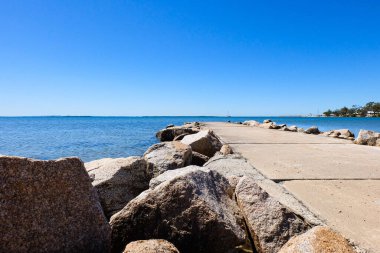 Wynnum İskelesi ve Manly 'deki sahil boyunca yürüyoruz. Güneşli, açık ve mavi bir gökyüzü. 