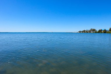 Wynnum İskelesi ve Manly 'deki sahil boyunca yürüyoruz. Güneşli, açık ve mavi bir gökyüzü. 