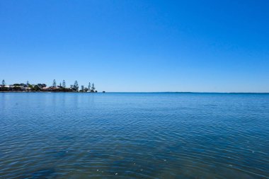 Wynnum İskelesi ve Manly 'deki sahil boyunca yürüyoruz. Güneşli, açık ve mavi bir gökyüzü. 