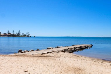 Wynnum İskelesi ve Manly 'deki sahil boyunca yürüyoruz. Güneşli, açık ve mavi bir gökyüzü. 