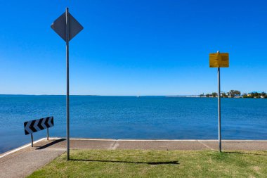 Wynnum İskelesi ve Manly 'deki sahil boyunca yürüyoruz. Güneşli, açık ve mavi bir gökyüzü. 