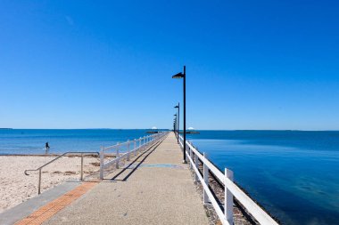 Wynnum İskelesi ve Manly 'deki sahil boyunca yürüyoruz. Güneşli, açık ve mavi bir gökyüzü. 