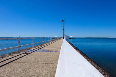 Wynnum İskelesi ve Manly 'deki sahil boyunca yürüyoruz. Güneşli, açık ve mavi bir gökyüzü. 