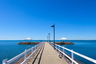 Wynnum İskelesi ve Manly 'deki sahil boyunca yürüyoruz. Güneşli, açık ve mavi bir gökyüzü. 