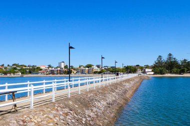 Wynnum İskelesi ve Manly 'deki sahil boyunca yürüyoruz. Güneşli, açık ve mavi bir gökyüzü. 
